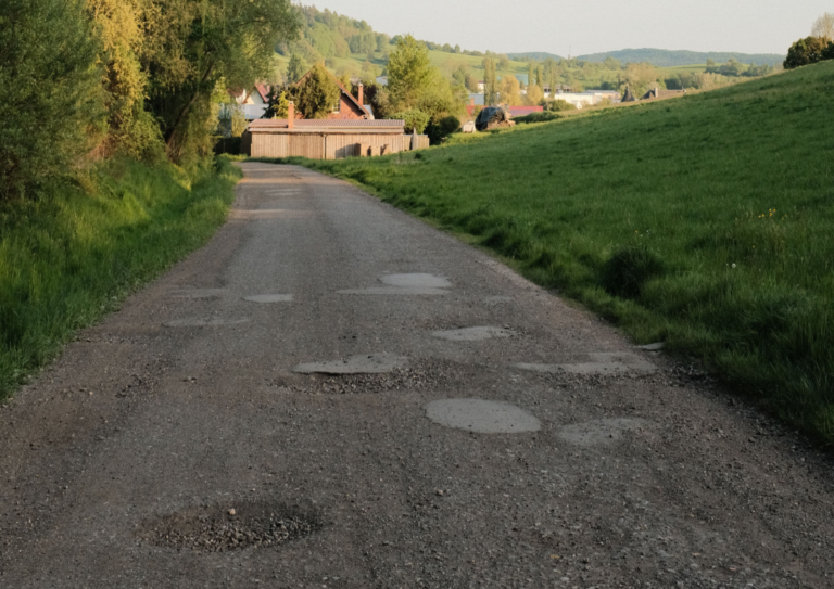 Dziura w drodze! Jak zmusić urząd do jej naprawienia?